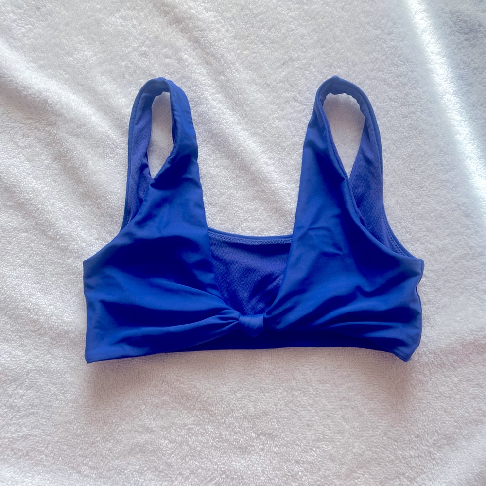 *Body Glove Women’s bikini top size XS.